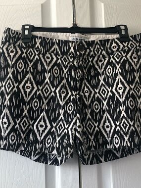 Old Navy Everyday Short Womens Size 8 Black White Ikat Mid Rise summer beach